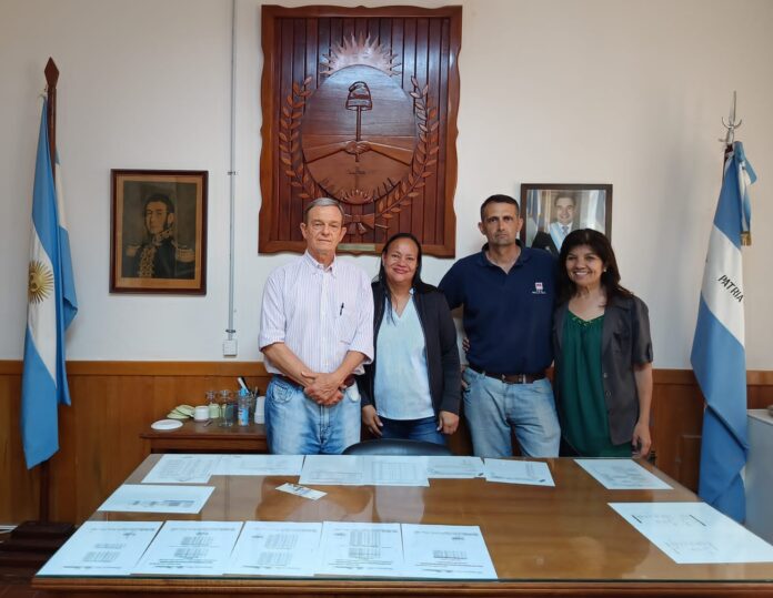 Interventor IPT con Maestra Armadora de Cigarros Dominicana 2