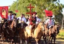 EL OBISPO DE GOYA CERCANO A LOS DEVOTOS DE LA CRUZ GIl