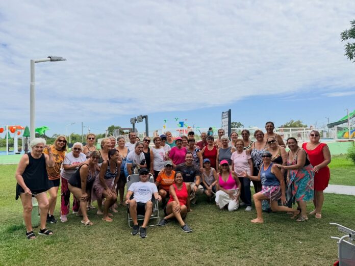 escuela de verano adultos mayors en el parque acuatico fin de la colonia 2