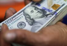 El dólar volvió a caer y se sigue ampliando la distancia con el techo de las bandas