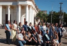 REINAS Y EMBAJADORES NACIONALES VISITARON EL SÁBADO LA FERIA SURUBÍ ÑEMUHA EN PLAZA MITRE