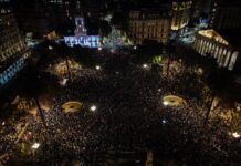 Dolor y conmoción por la muerte del Indio Solari: una multitud lo despidió en todo el país y el domingo velarán sus restos