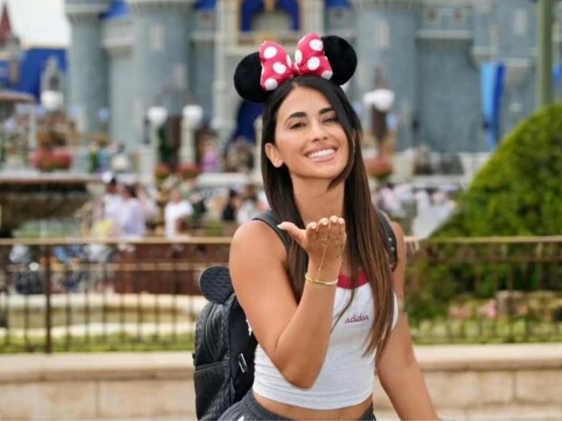 Guia-de-estilo-por-Antonella-Roccuzzo-las-claves-de-sus-looks-sporty-para-recorrer-Disney-620x464.jpg