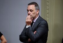Zozobra en la Casa Rosada: Adorni ganó una sobrevida, pero Milei sale de gira y no hay un plan