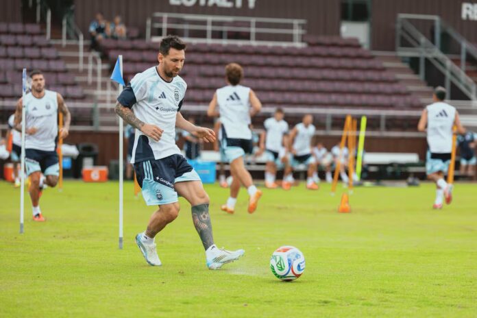 lionel-messi-en-un-entrenamiento-con-la-seleccion-XNEJ5YKNRJEFHHWNZBID4M3I6M