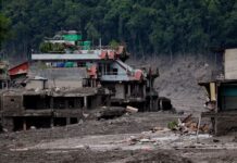 Nepal y China elevan la cifra de víctimas del colapso del glaciar en la frontera: 362 muertos y más de 1.300 desaparecidos