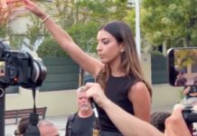 Una activista neofascista española realizó un saludo nazi frente a la Embajada de Marruecos