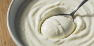 Los beneficios del yogur para el colesterol y la salud cardiovascular, según una experta de Harvard