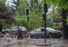 Un aluvión arrastró vehículos y un autobús en Santiago de Chile tras días de lluvias intensas